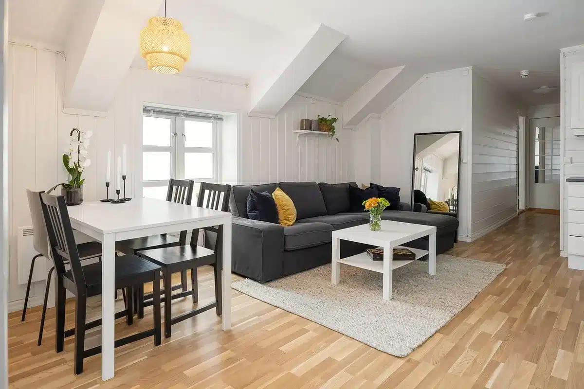 Personne triant des cartons dans un appartement lumineux pendant le débarras