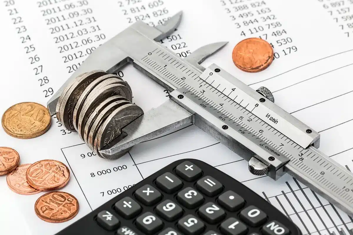 Calculatrice et documents financiers pour simuler un prêt immobilier