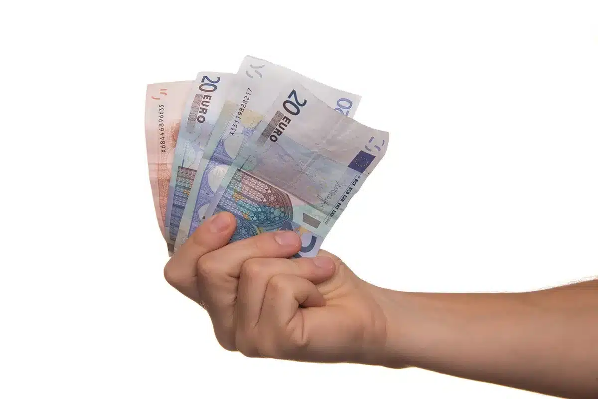Représentation chiffrée d’un montant et d’un calcul fiscal sur un bureau