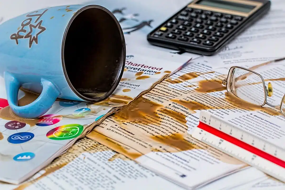 Checklist et calculatrice sur un bureau pour vérifier les éléments de succession