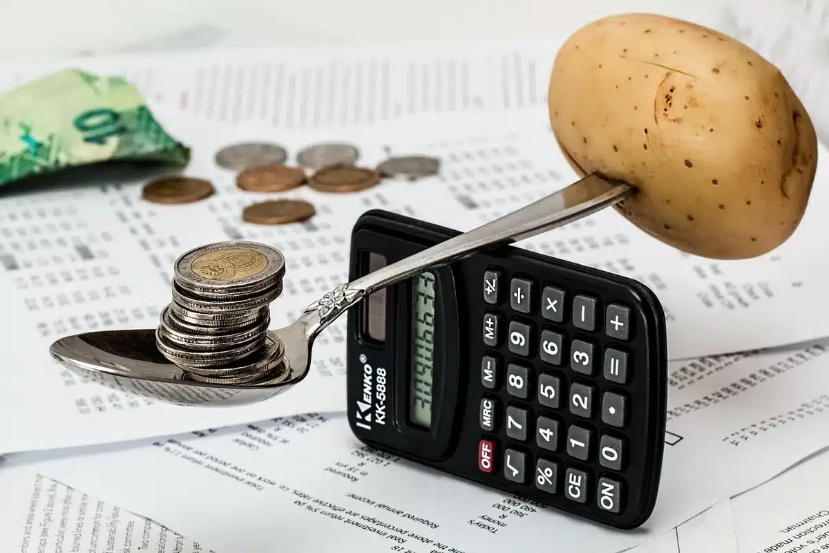 Calculatrice et tableau comparatif des frais de garantie sur une table en journée