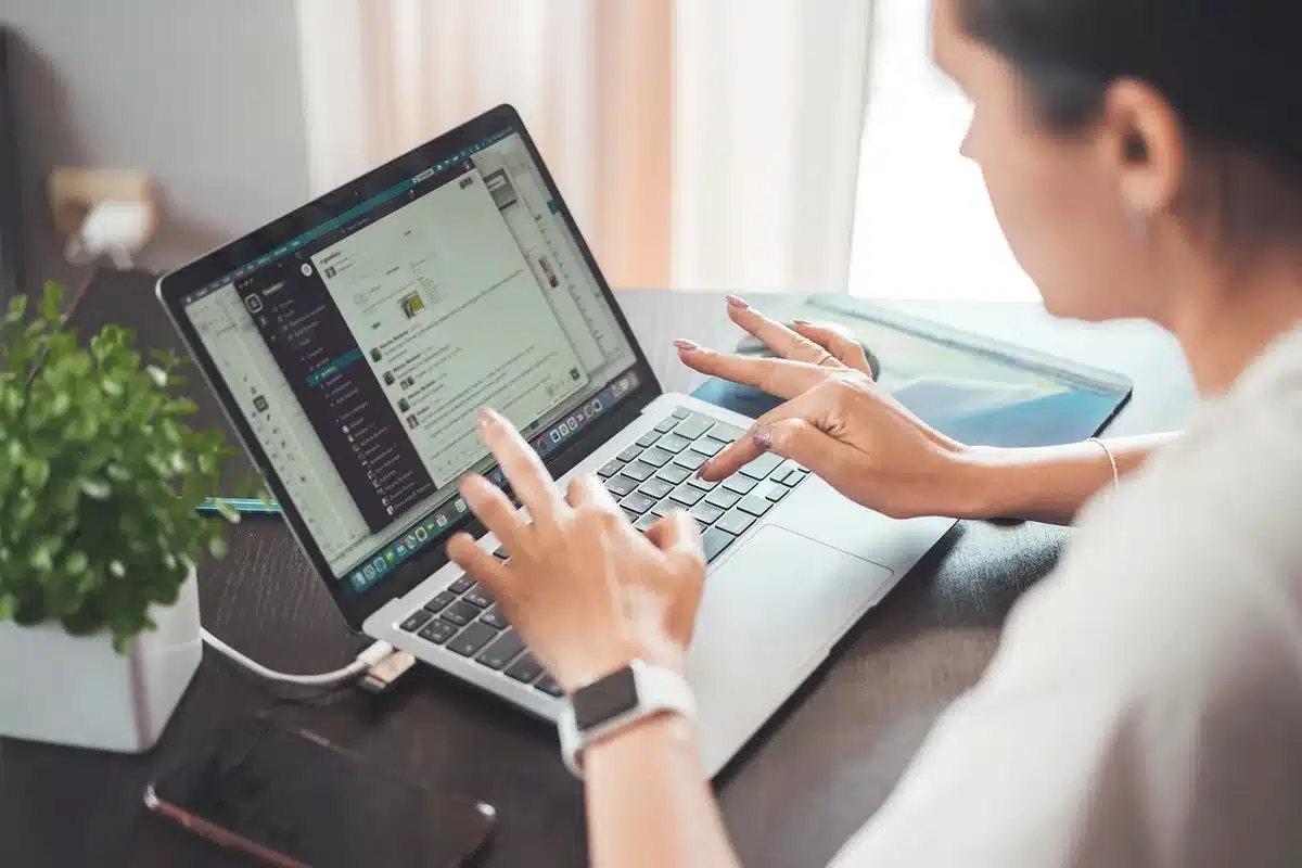 Main tenant une carte professionnelle devant un bureau lumineux