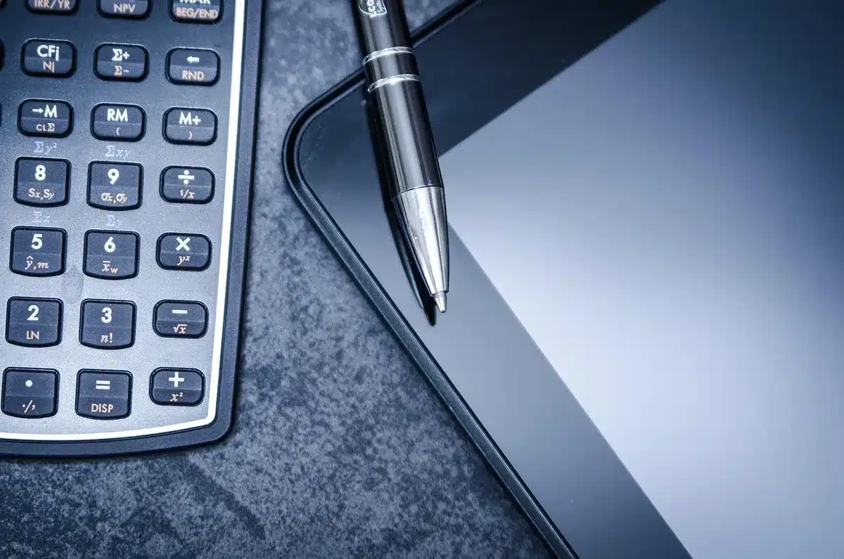 Calculatrice et relevés bancaires illustrant la hausse des taux de crédit