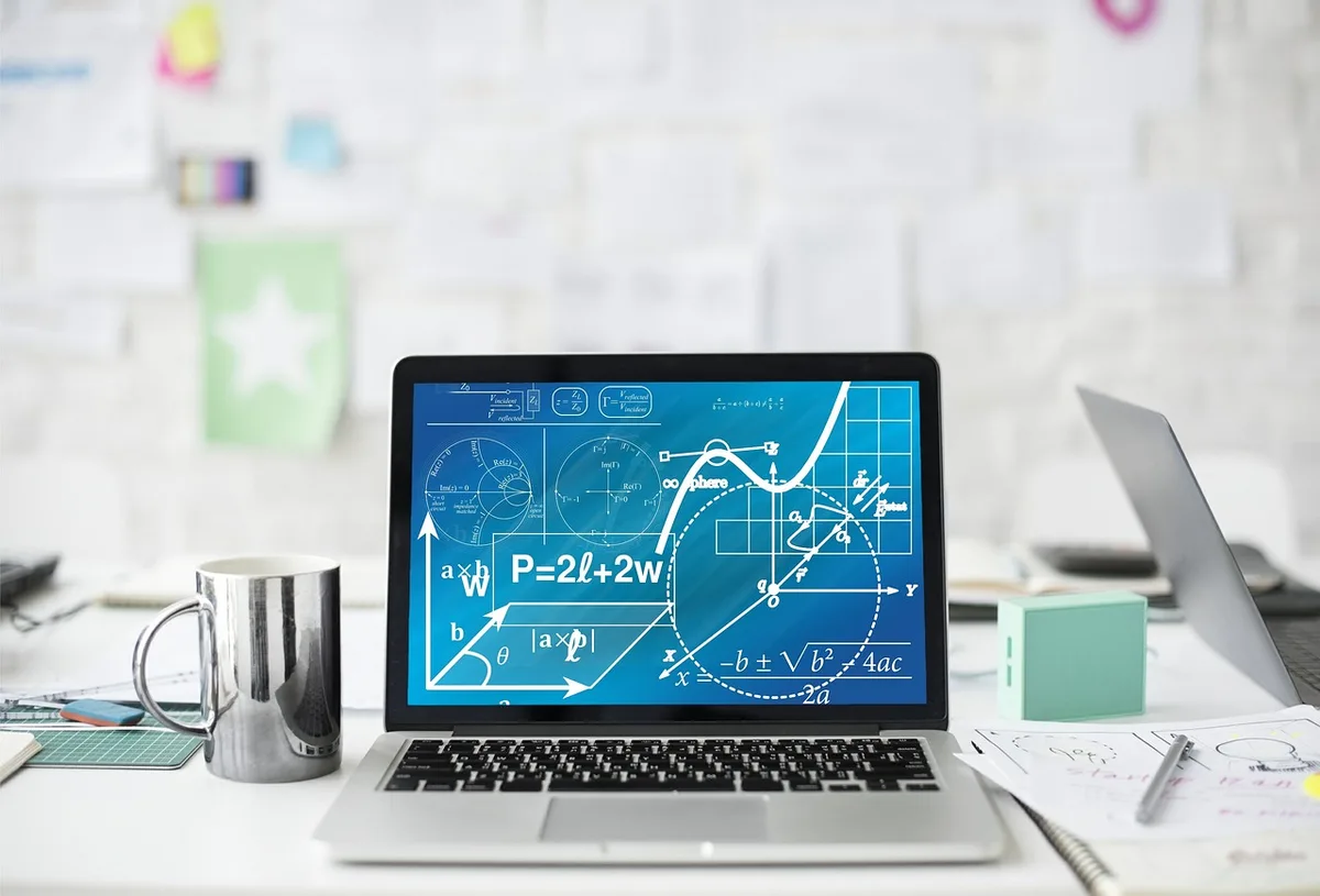 Calculatrice et tableau d'amortissement sur un bureau