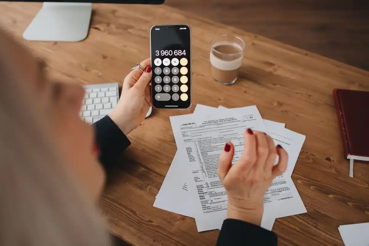 Calculatrice et documents fiscaux sur un bureau pour choisir micro‑BIC ou réel