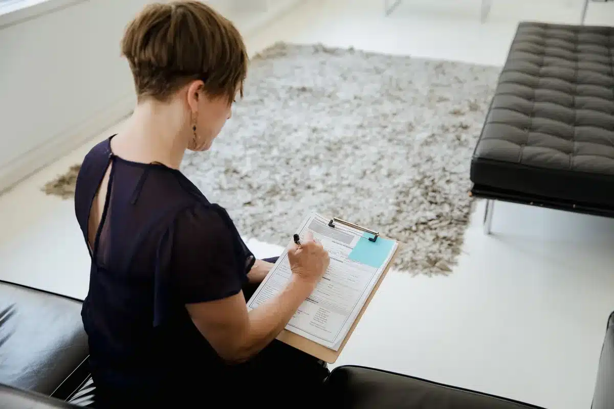 Bloc‑notes d’expertise et plan d’appartement illustrant l’amortissement du bien et du mobilier