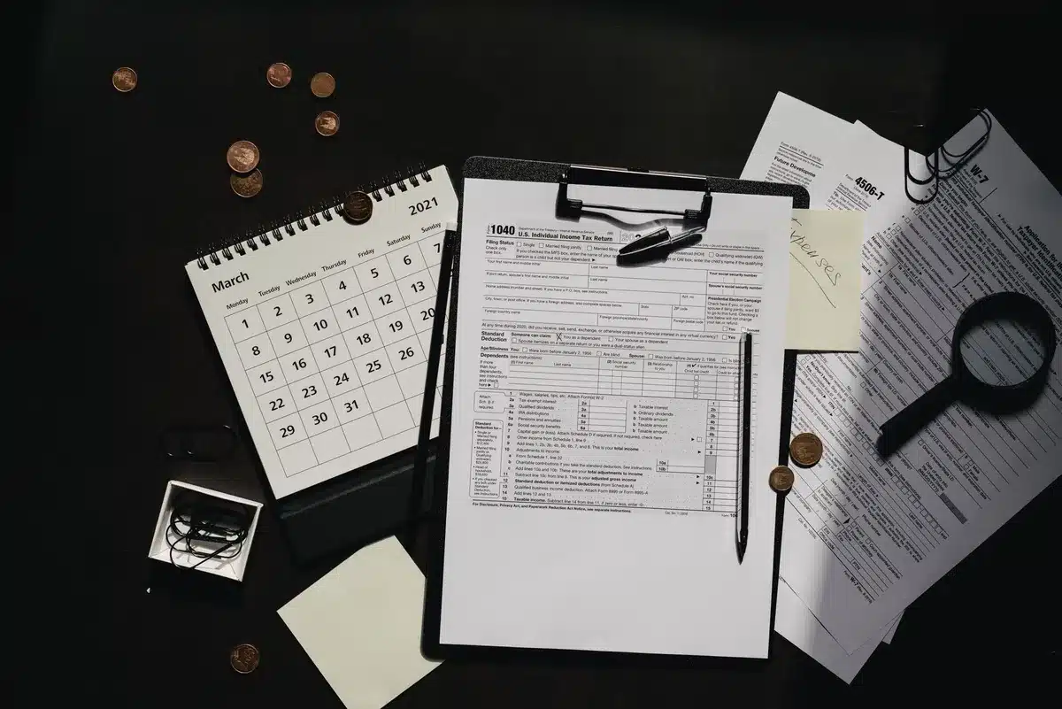 Calculatrice et formulaires fiscaux sur un bureau en journée