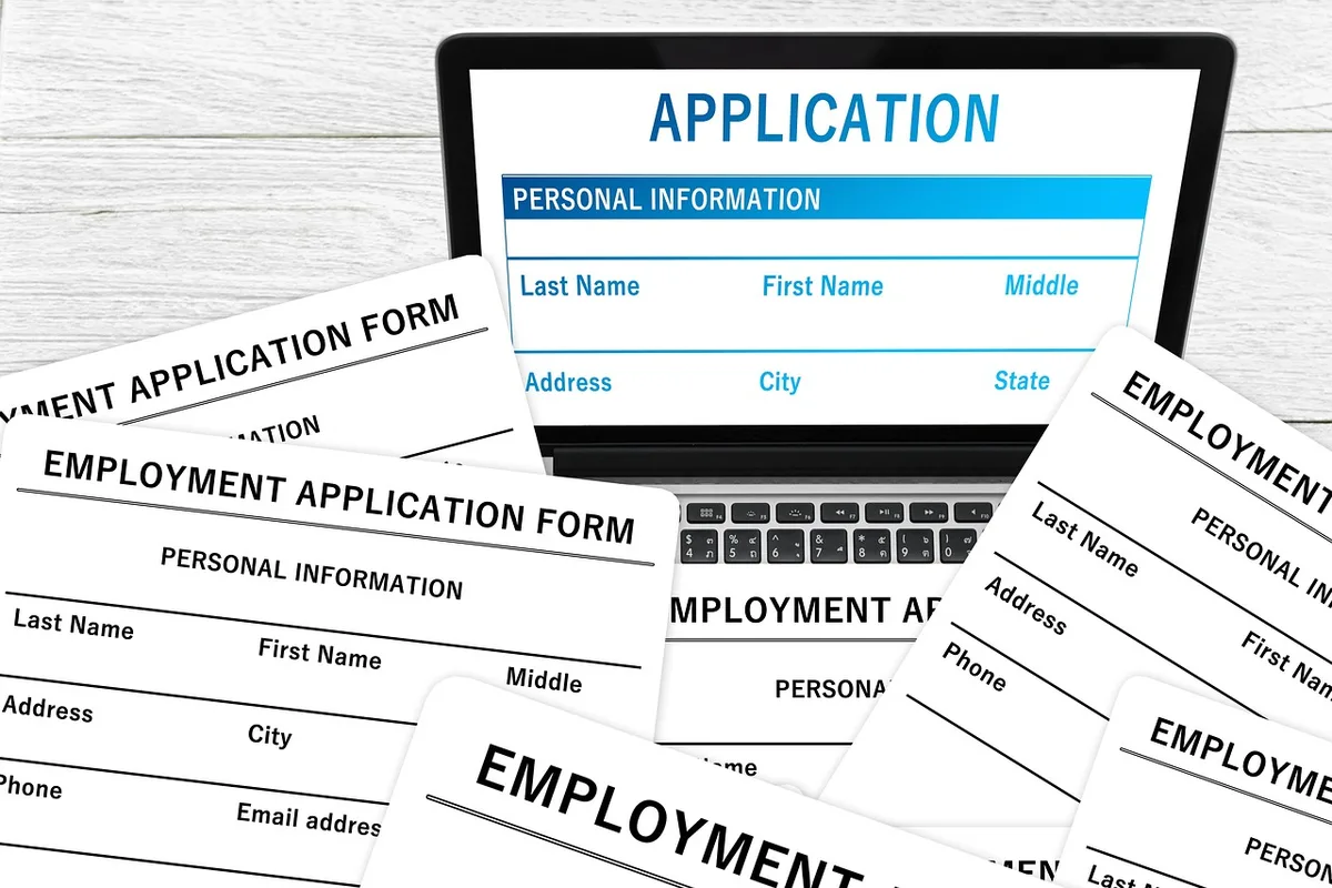 Formulaire d'immatriculation et documents administratifs sur un bureau