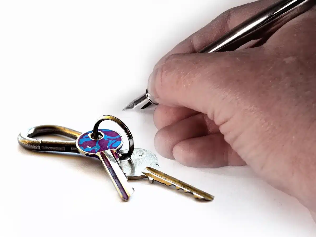 Mains tenant des documents de location sur un bureau lumineux