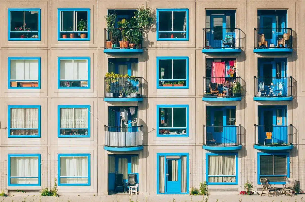 Personne regardant des factures de logement sur une table