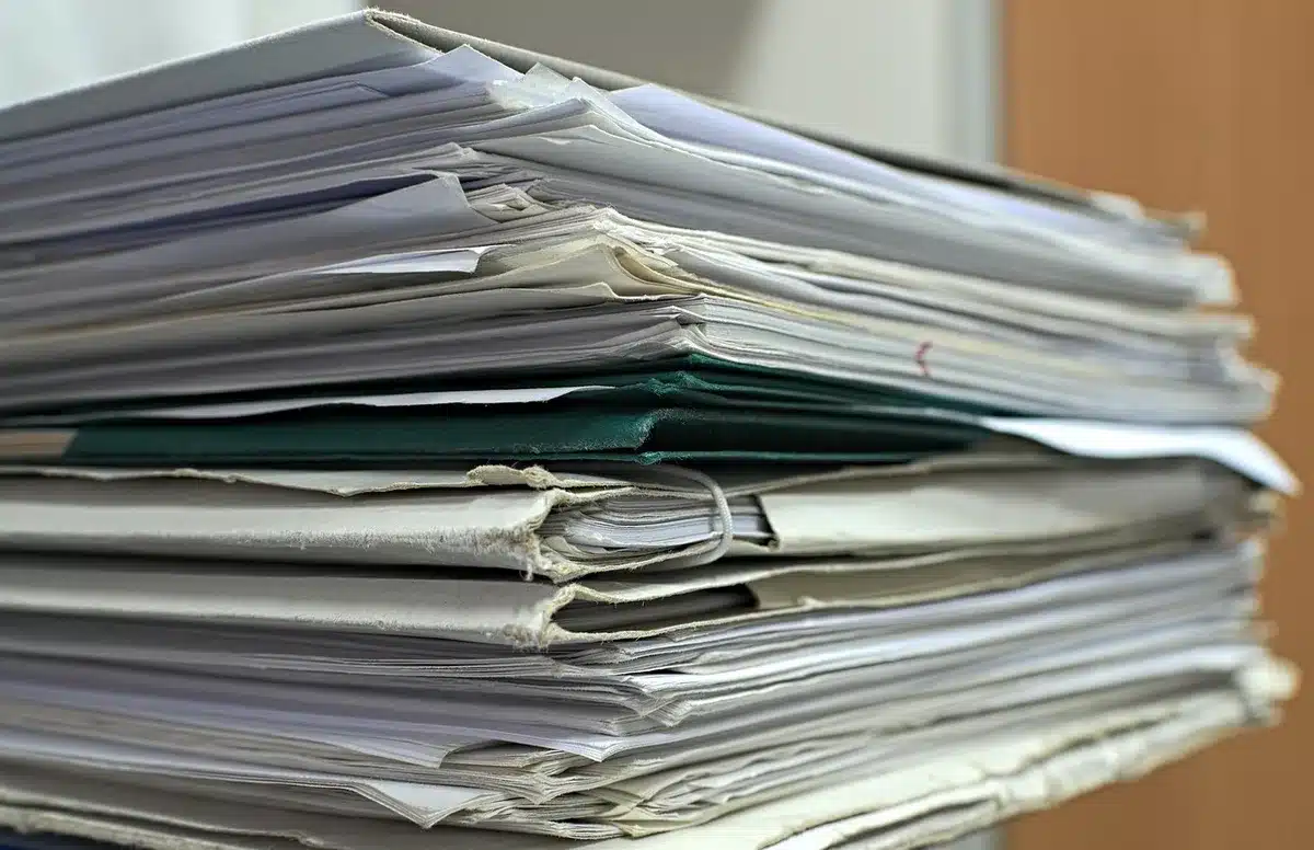 Contrat de plan épargne logement posé sur un bureau lumineux