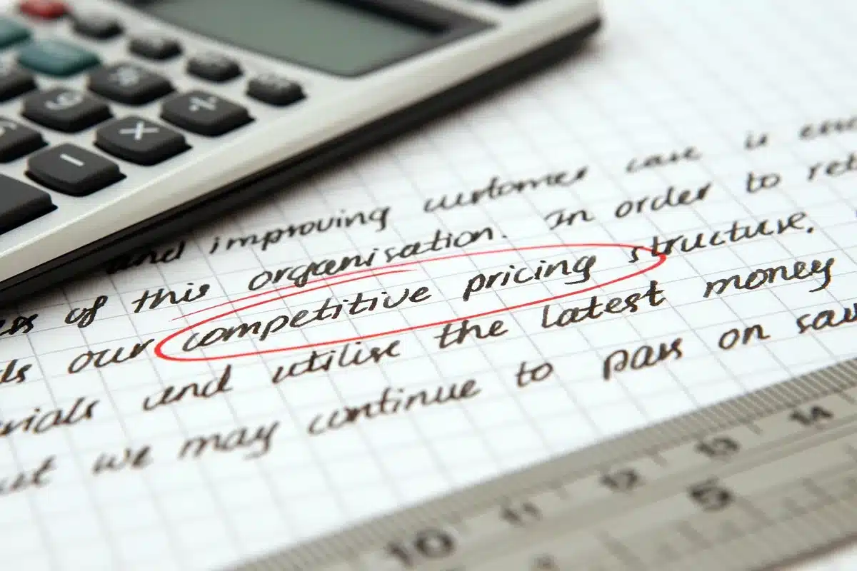 Calculatrice et relevés bancaires sur une table en journée
