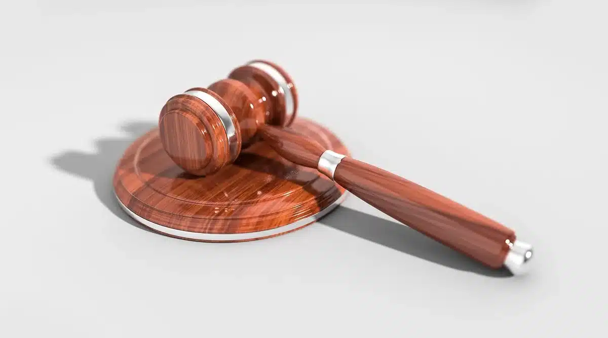 Couloir du tribunal lumineux avant l'audience pour l'audition d'un enfant