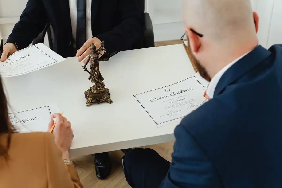 Notaire vérifiant et enregistrant une convention de divorce en plein jour