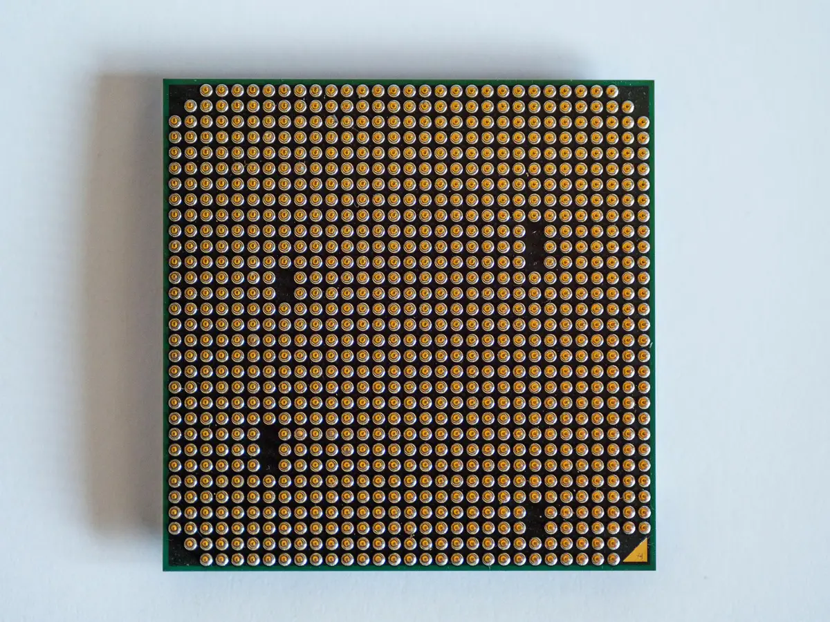 Gros plan sur une plaquette de semi-conducteurs en production