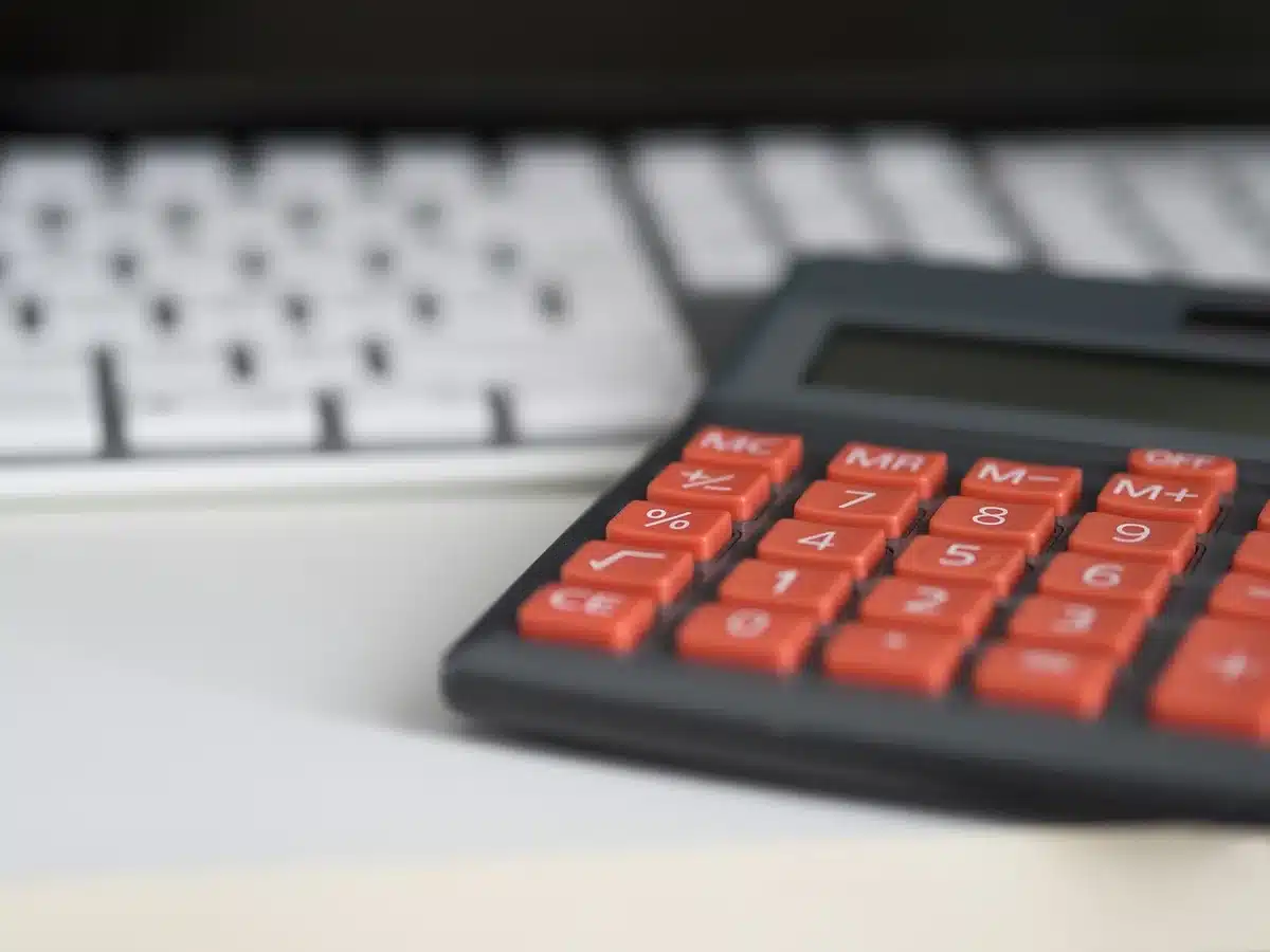 Papiers de budget familial et calculatrice sur une table