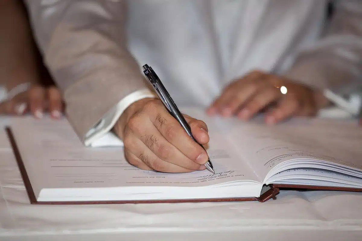 Document officiel de demande de retraite progressive posé sur une table avec stylos
