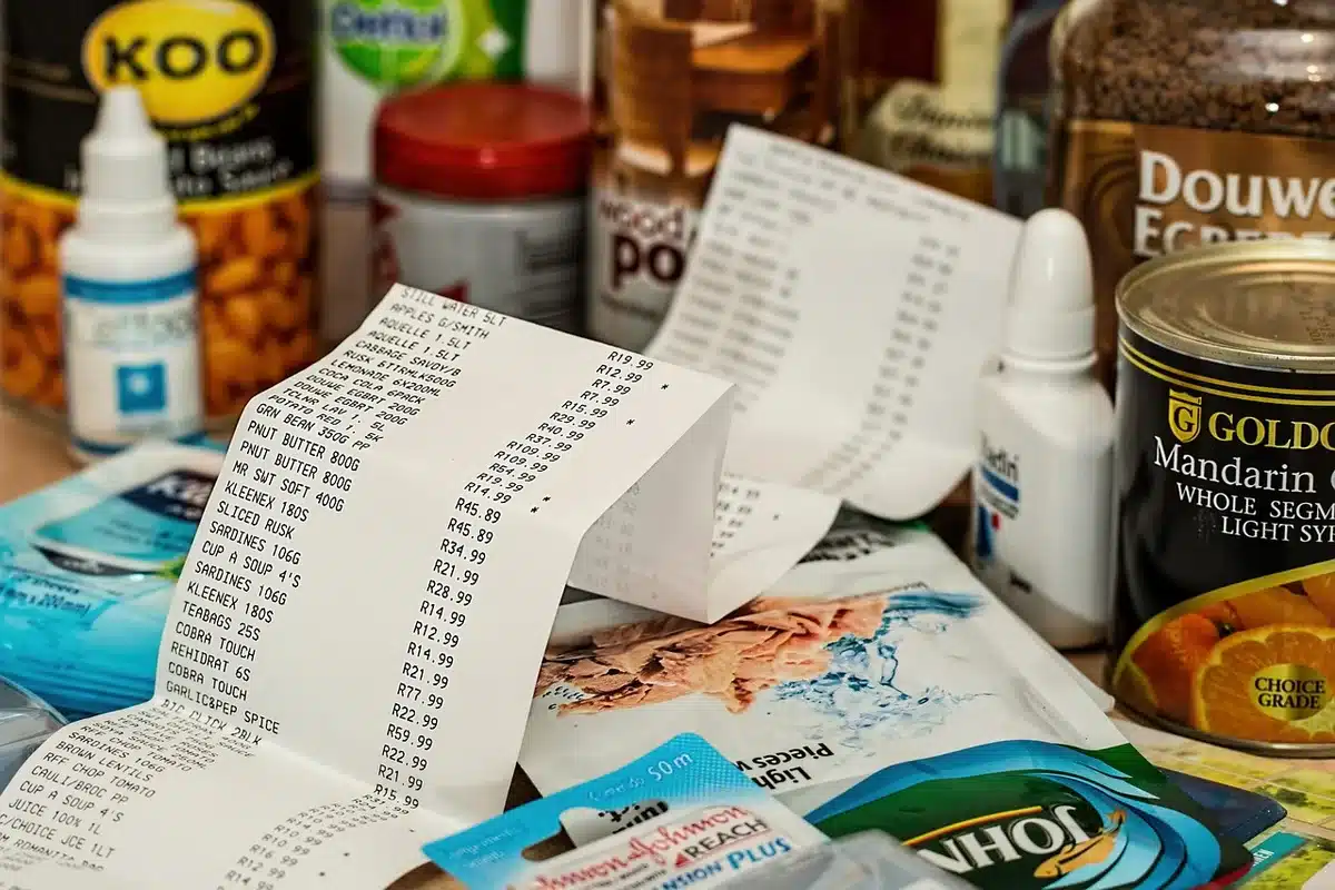 Salariés en réunion dans un magasin, documents et contrats sur la table