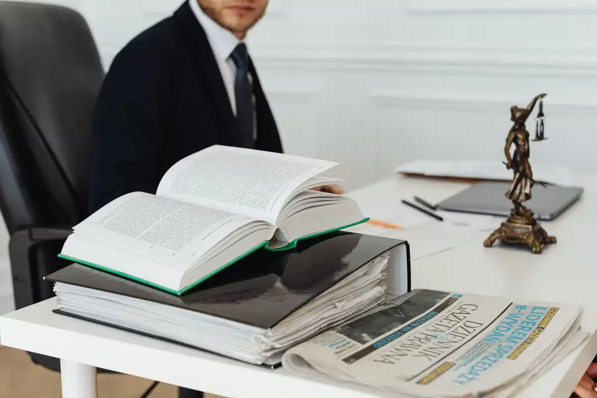 Documents juridiques et marteau de juge sur un bureau à la lumière du jour