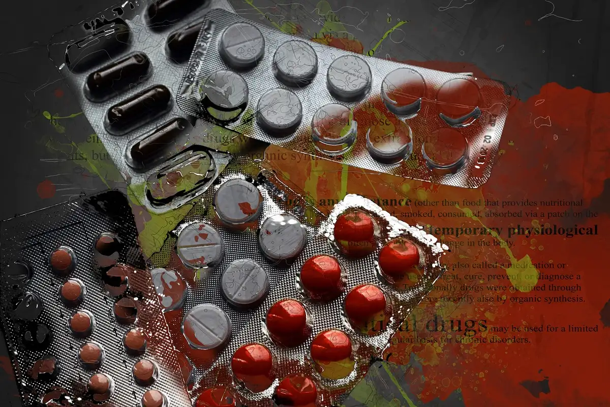 Étagère de pharmacie montrant des boîtes de médicaments génériques
