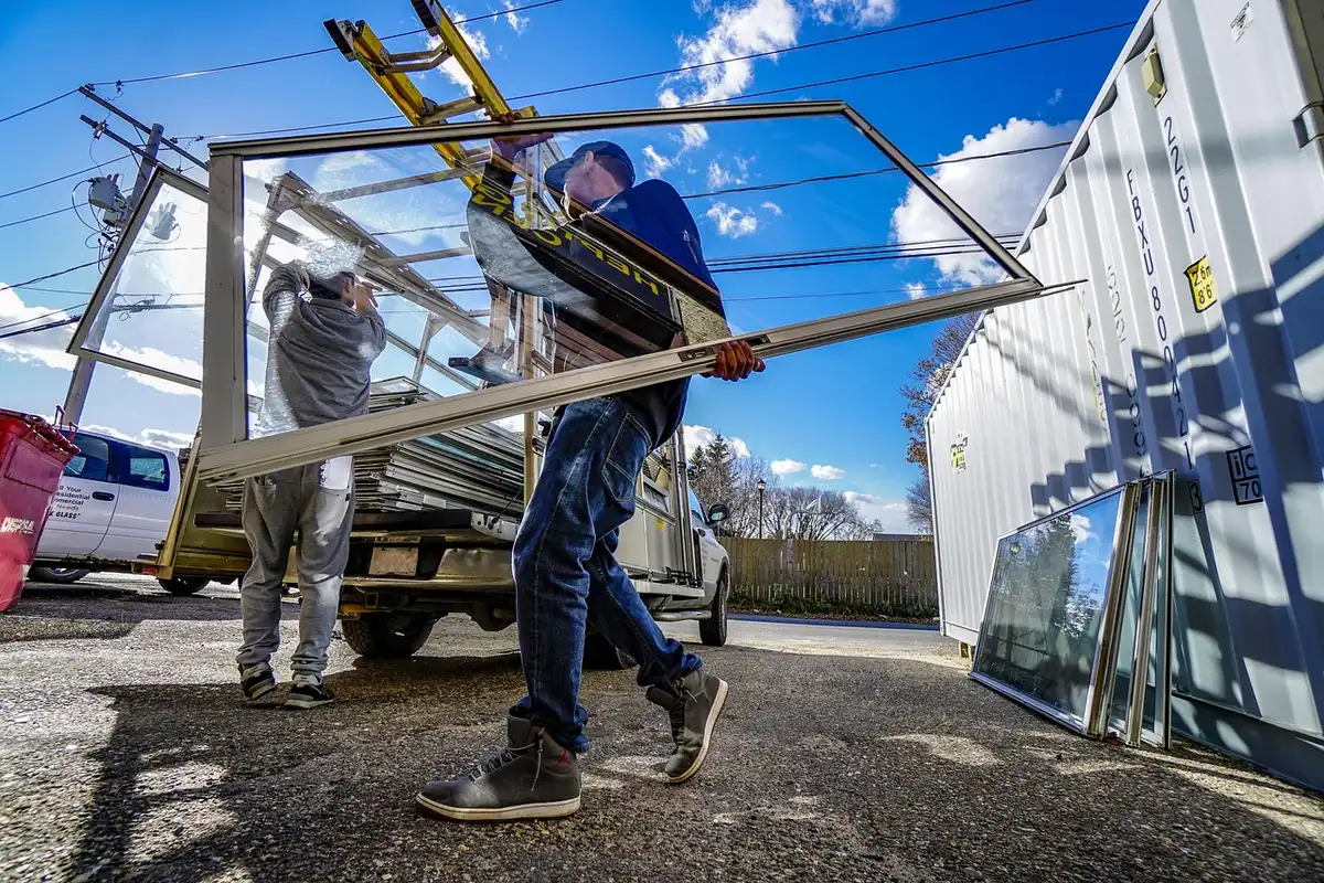 Artisan entrant dans un logement pour une réparation urgente
