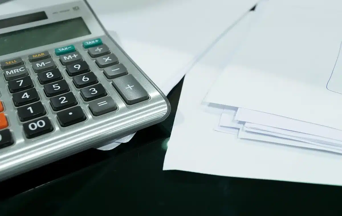 Bureau d'expert-comptable avec justificatifs et calculatrice