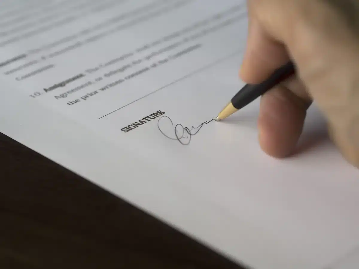 Table de salon en plein jour avec dossiers et bulletins de salaire éparpillés