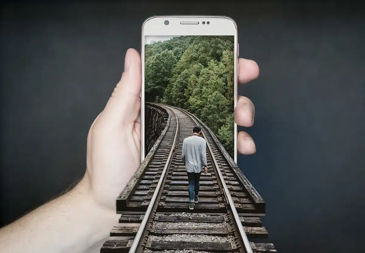 Smartphone affichant un courriel de phishing avec lien suspect