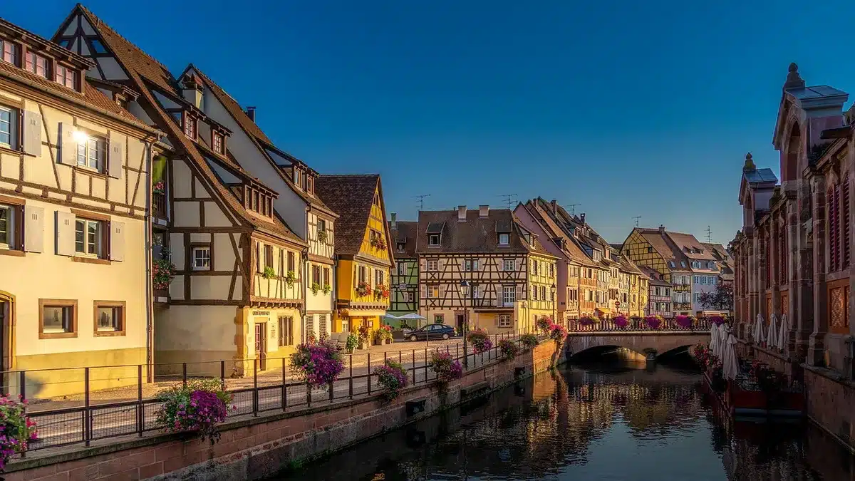 Carte de la région Alsace‑Moselle près d'un calendrier indiquant le 1er du mois