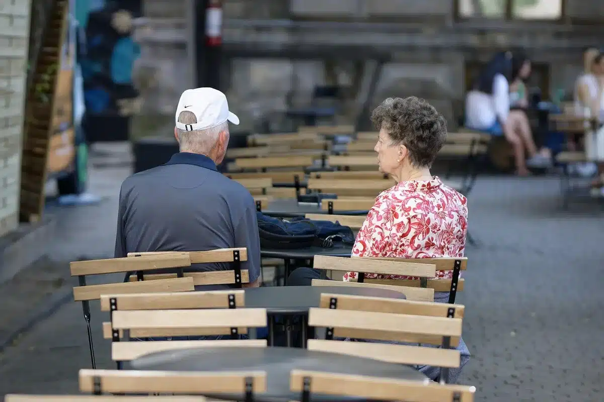 Conseiller fiscal expliquant des simulations à un couple de retraités