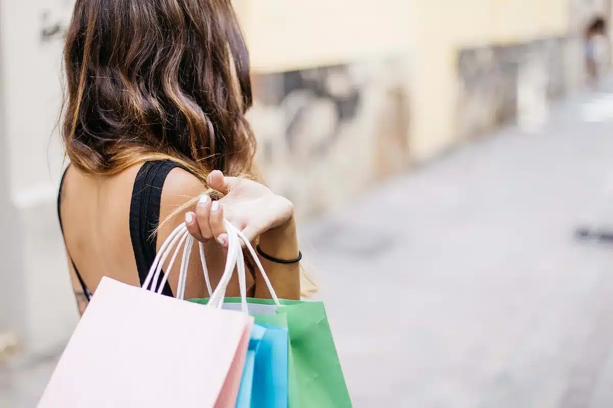 Tableau des salaires et fiches de poste posés sur un comptoir de magasin