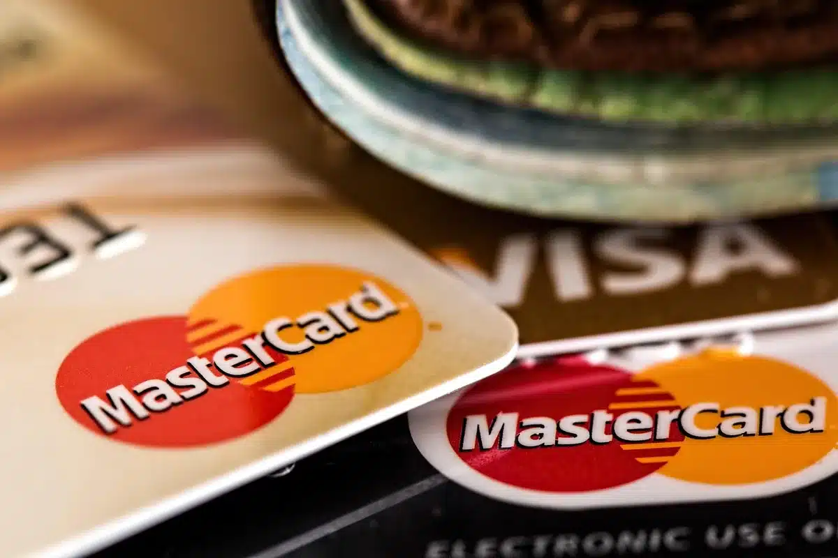 Carte de réduction et tickets restaurant posés sur un bureau de magasin