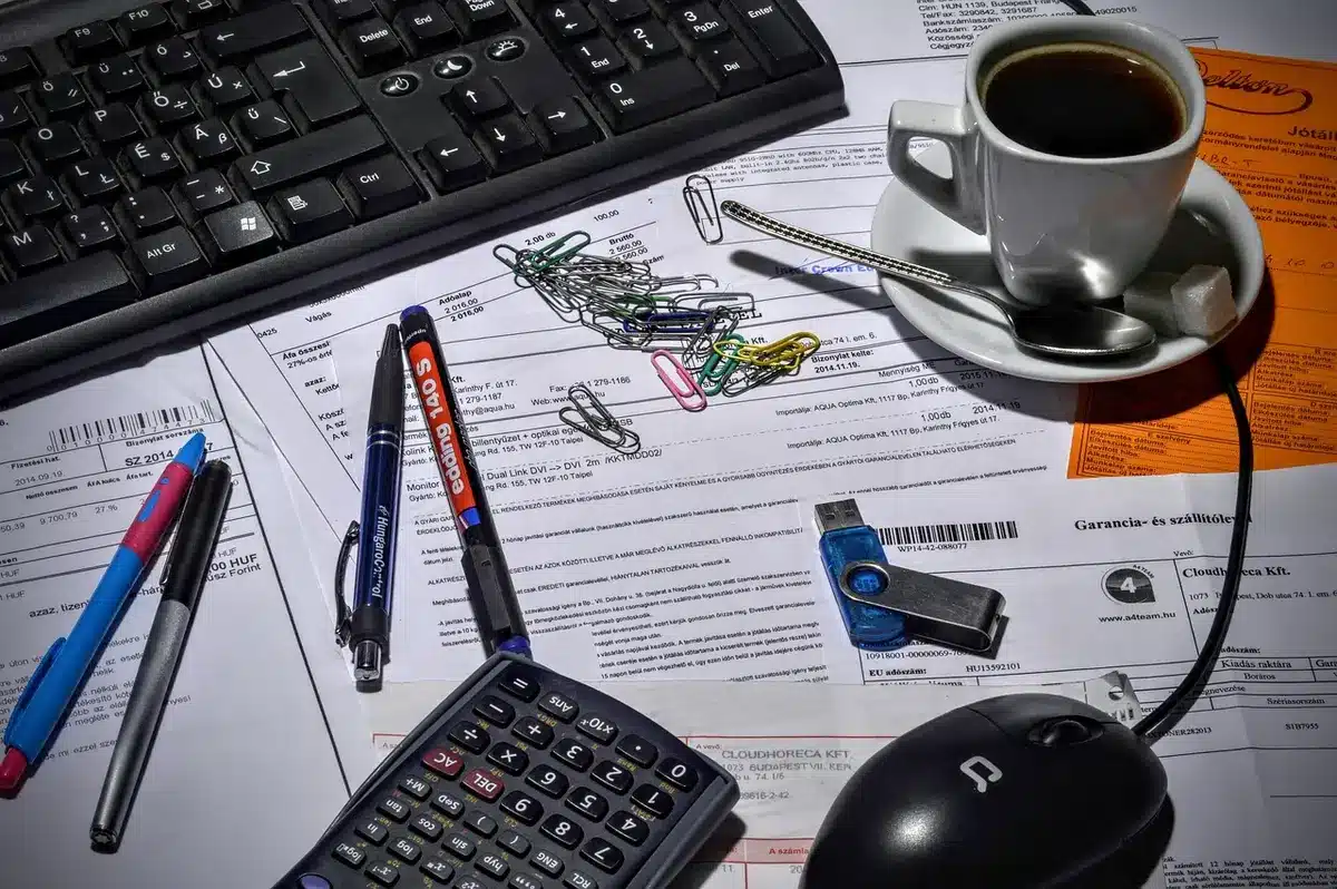 Feuillet indiquant un taux et une calculatrice sur un bureau